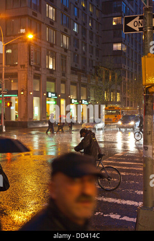 Manhattan in einer regnerischen Nacht im Frühjahr Stockfoto