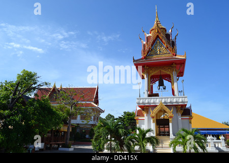 Der Wat-Glockenturm mit thai-Stil Dach Stockfoto