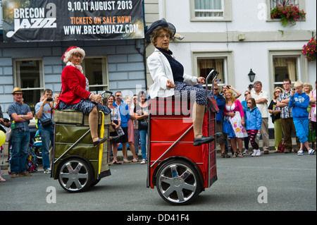 Straßenkünstler Oma Turismo auf den Straßen von Brecon Brecon Jazz Festival 2013 Stockfoto