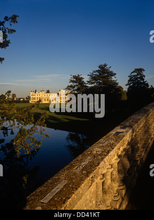 Blick über den Fluss Cam gegen Audley End House, Essex Stockfoto