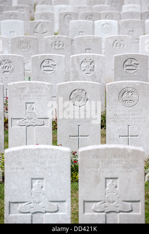 Reihen von WWI britische Grabsteine in die erste Welt Krieg ein Lijssenthoek Militärfriedhof, Poperinge, West-Flandern, Belgien Stockfoto