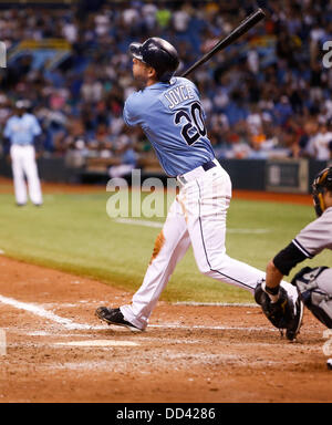 25. August 2013 - St. Petersburg, Florida, USA - wird VRAGOVIC |   Times.Tampa Bay Strahlen Recht Fielder Matt Joyce (20) Uhren den Ball über das Feld in der 11., die New York Yankees bei den Tampa Bay Rays im Tropicana Field am Sonntag, 25. August 2013 endenden fliegen. Die Yankees schlagen die Strahlen 3-2 in 11 Innings. (Kredit-Bild: © Willen Vragovic/Tampa Bay Times/ZUMAPRESS.com) Stockfoto