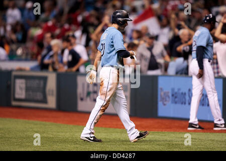 25. August 2013 - St. Petersburg, Florida, USA - wird VRAGOVIC |   Times.Tampa Bay Strahlen Recht Fielder Matt Joyce (20) geht aus dem Feld nach den New York Yankees bei den Tampa Bay Rays im Tropicana Field auf Sonntag, 25. August 2013. Die Yankees schlagen die Strahlen 3-2 in 11 Innings. (Kredit-Bild: © Willen Vragovic/Tampa Bay Times/ZUMAPRESS.com) Stockfoto