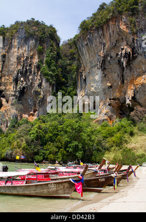 Motorboote säumen den Strand am Hut Ton Sai in Railay. Stockfoto