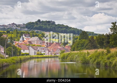 Die Loire-Seitenkanal mit den Dörfern der Menetreol-Sous-Sancerre und Sancerre im Hintergrund. Stockfoto