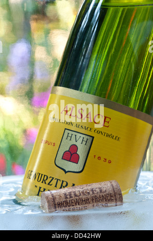 Alfresco Weißweinflasche Gewürztraminer HUGEL und Kork in Wein Kühler im Freien Gartenterrasse Lage Riquewihr Elsass Frankreich Stockfoto