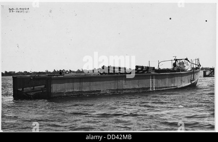 Ein Wasserflugzeug-Binnenschiff wird aus einer Rückansicht aus dem Jahr 3-4 in San Diego, Kalifornien, fotografiert und zeigt sein Design für die Landung auf dem Wasser für den Transport. Stockfoto
