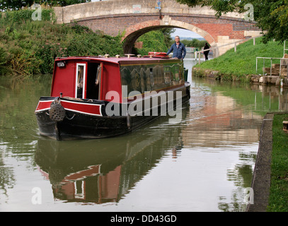 Schmale Boot auf der verwelkt und Berks Kanal, Semington, Wiltshire, UK 2013 Stockfoto