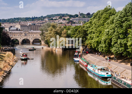 Ein Blick auf die Pulteney-Brücke über den Fluss Avon in Bath, Somerset, England, Großbritannien, Großbritannien Stockfoto