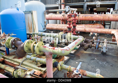 Altleitung und Ventil für Wasser auf Gebäude Stockfoto