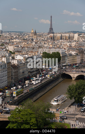 Blick auf Paris Seineufer, Eiffelturm und Les Invalides von Notre Dame Stockfoto