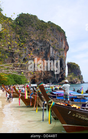 Boote am Strand von Hut Phra Nang in Railay verankert. Stockfoto