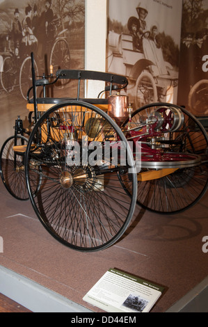 Eine 1886 Benz Patent-Motorwagen innen das National Motor Museum in Beaulieu in Beaulieu, Hampshire, England, Großbritannien, Uk Stockfoto