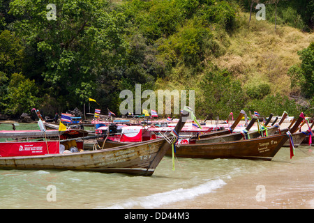 Motorboote säumen den Strand am Hut Ton Sai in Railay. Stockfoto