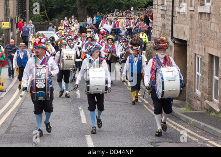 Morris Tänzer ziehen den Karren in Saddleworth Rushcart 2013 Stockfoto