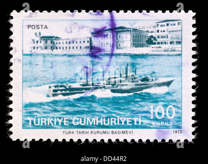 Briefmarke aus der Türkei mit dem Schnellboot Simsek und das Naval College. Stockfoto