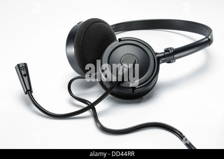 Kopfhörer, Ohrmuscheln, Ohrhörer mit Kabel auf einem weißen Hintergrund. Stockfoto