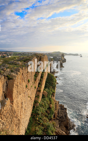 Majestätische zerklüftete Küste auf der Nordküste von Spanien an Soto De La Marina, Kantabrien Stockfoto