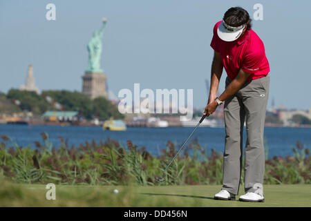 Jersey City, New Jersey, USA. 25. August 2013. 25. August 2013: Bubba Watson (USA) Puttsl auf dem 14. grün vor der Freiheitsstatue während der Endrunde der Barclays Fed Ex Championship Liberty National Golf Course in Jersey City, New Jersey. Kostas Lymperopoulos/Csm/Alamy Live News Stockfoto