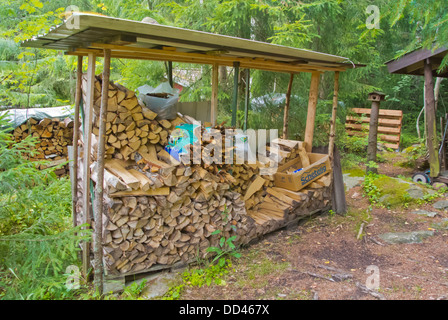 Brennholz häuften sich in Hinterhof Wald Garten westlichen Finnland Nordeuropa zerhackt Stockfoto