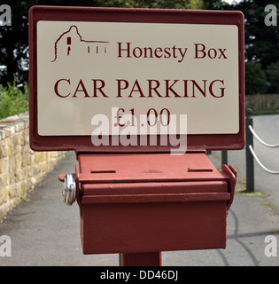 eine Ehrlichkeit-Box für PKW-Parken auf dem Gelände der Jervaulx Abtei, in der Nähe von Ripon, North Yorkshire, england Stockfoto