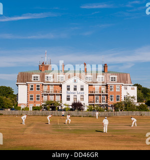 Ein Cricket-Match findet außerhalb der Balmer Rasen Hotel in Brockenhurst, Hampshire, England, Großbritannien, Uk Stockfoto