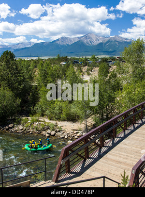 Sparren unterquert eine Fußgängerbrücke über den Arkansas River, Collegiate Peaks über Buena Vista, Colorado, USA Stockfoto