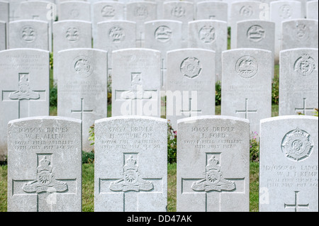 Reihen von WW1 britischen Grabsteine in die erste Welt Krieg ein Lijssenthoek Militärfriedhof, Poperinge, West-Flandern, Belgien Stockfoto