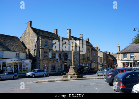 Der Markt auf dem Platz am Kreuz Stow-on-the-Wold, Gloucestershire, England. Stockfoto