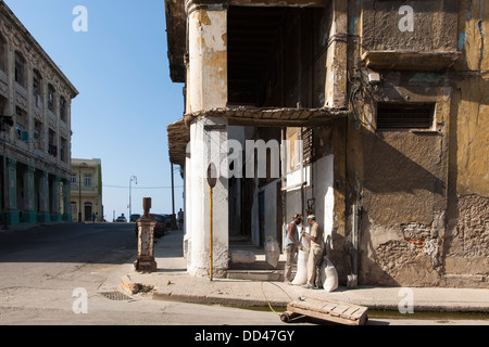 Zwei Arbeiter außerhalb einer verlassenen Gebäude in Havanna, Capitol City von Kuba Stockfoto