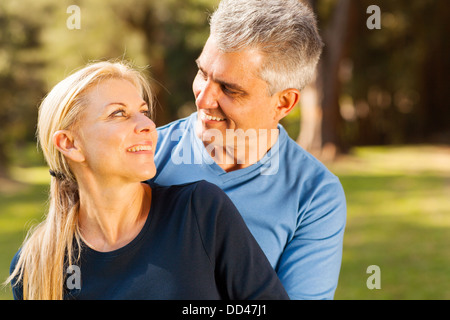 liebevolle Mitte im Alter von paar beim betrachten einander umarmend Stockfoto