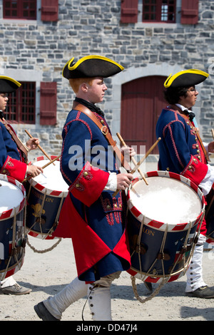 Pfeife und Trommel corp marschieren am Fort Ticonderoga. Stockfoto