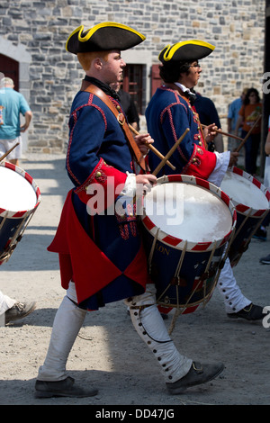 Pfeife und Trommel corp marschieren am Fort Ticonderoga. Stockfoto