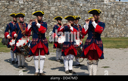 Pfeife und Trommel corp marschieren am Fort Ticonderoga. Stockfoto