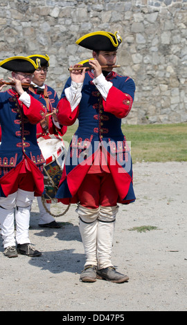 Pfeife und Trommel corp marschieren am Fort Ticonderoga. Stockfoto