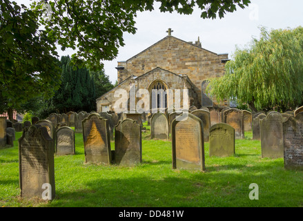 Kirche und Friedhof von St. Peter und Paul in Stokesley North Yorkshire Stockfoto