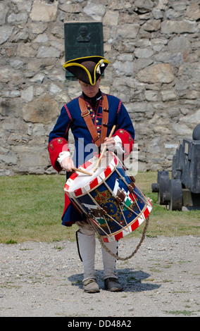 Schlagzeuger in uniform Kostüm in einer Pfeife und Trommel corp marching Band in Fort Ticonderoga New York USA Amerika. Stockfoto