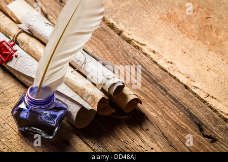 Alten Rollen Papier und blauer Tinte in das Tintenfass Stockfoto