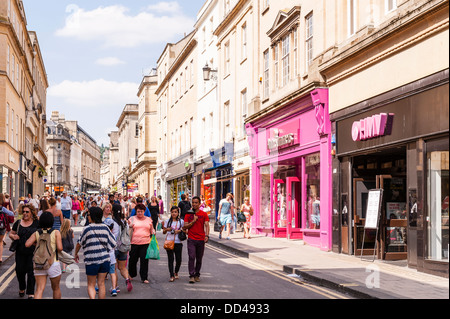 Shopper einkaufen in Bath, Somerset, England, Großbritannien, Großbritannien Stockfoto