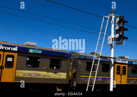 Metrorail Zug in Kalk Bay. Stockfoto