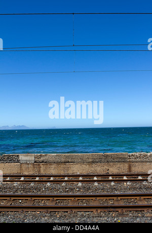 Trainieren Sie Linie am Meer. Stockfoto