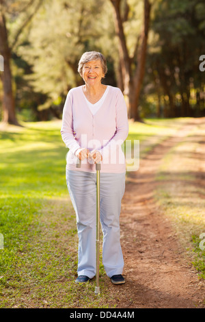 Porträt von glücklich senior Frau draußen im park Stockfoto
