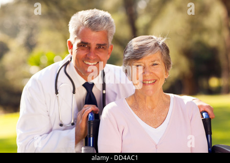 Porträt der fürsorgliche Ärztin mit älteren Patienten im freien Stockfoto