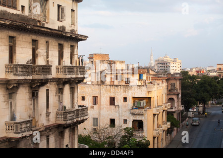 Ein Blick über das zerbröckeln und verfallende Stadtbild Architektur von Havanna Kuba Stockfoto