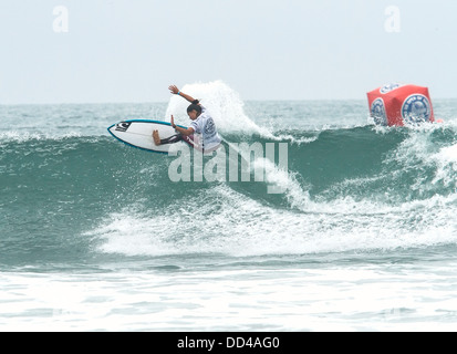 Surferin im Wettbewerb mit den uns Open of Surfing-Wettbewerb Stockfoto