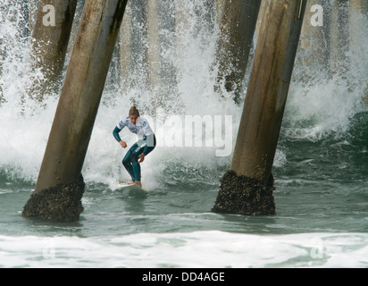 Surferin im Wettbewerb mit den uns Open of Surfing-Wettbewerb Stockfoto