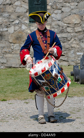 Schlagzeuger in uniform Kostüm in einer Pfeife und Trommel corp marching Band in Fort Ticonderoga New York USA Amerika. Stockfoto