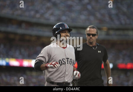 Los Angeles, Kalifornien, USA. 25. August 2013. LOS ANGELES, CA - feiert das MLB-Spiel im Dodger Stadium am 25. August 2013 in Los Angeles, California.ARMANDO ARORIZO AUGUST 25:Shane Victorino der Boston Red Sox nach einen Solo Homerun gegen die Los Angeles Dodgers. Bildnachweis: Armando Arorizo/Prensa Internacional/ZUMAPRESS.com/Alamy Live-Nachrichten Stockfoto