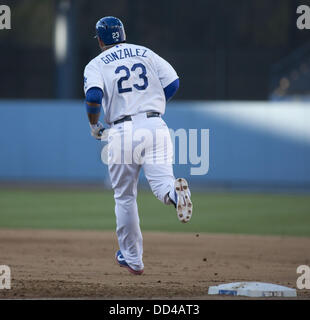 26. August 2013 - Los Angeles, Kalifornien, USA - LOS ANGELES, CA - 25 AUGUST: Adrian Gonzalez #23 von den Los Angeles Dodgers geht um die Grundlagen nach der Kollision mit eines Homerun im vierten Inning gegen Jake Peavy #44 der Boston Red Sox (nicht im Bild) während des Spiels der MLB im Dodger Stadium am 25. August 2013 in Los Angeles, Kalifornien... ARMANDO ARORIZO. (Kredit-Bild: © Armando Arorizo/Prensa Internacional/ZUMAPRESS.com) Stockfoto