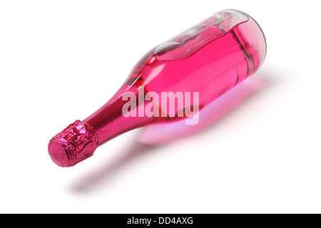 Glasflasche Rotwein kohlensäurehaltige Getränk liegen auf weißem Hintergrund Stockfoto